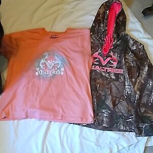 Womens Realtree sweatshirt and t-shirt Clearance